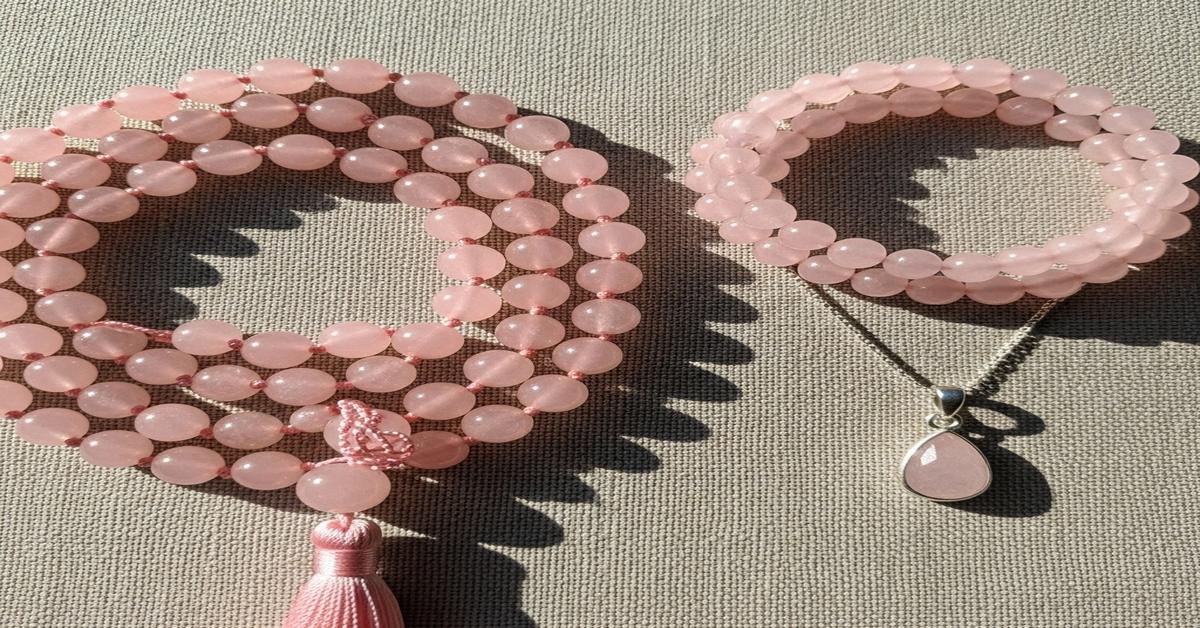 Mala vs Bracelet vs Pendant: Does the Form Change the Effect?