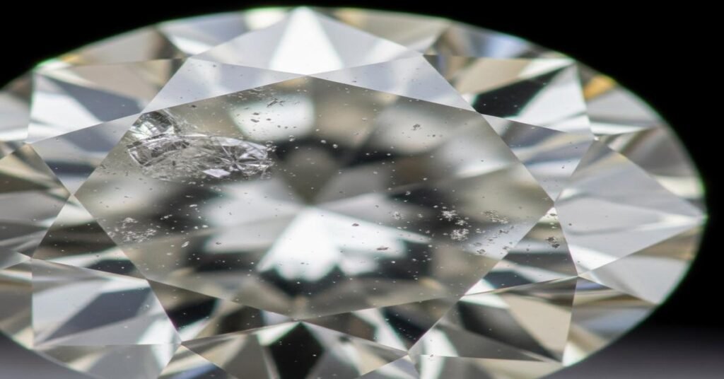 CVD vs. HPHT vs. Natural: A Gemologist Explains the Telltale Inclusions That Prove Your Diamond Is Mined, Lab Stones Are Too "Clean."