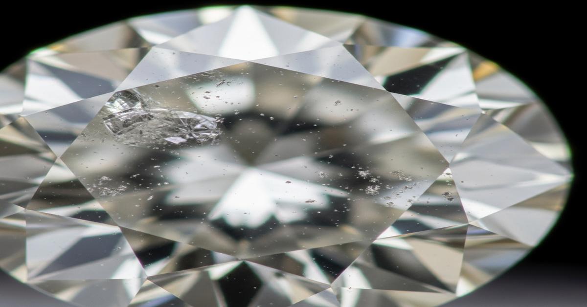 CVD vs. HPHT vs. Natural: A Gemologist Explains the Telltale Inclusions That Prove Your Diamond Is Mined, Lab Stones Are Too “Clean.”